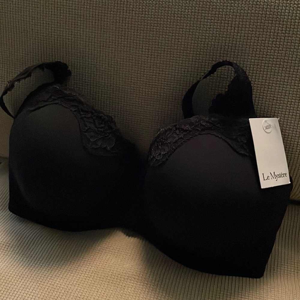 Le Mystere molded cup Tisha bra. Black. Size 34 DD/E.